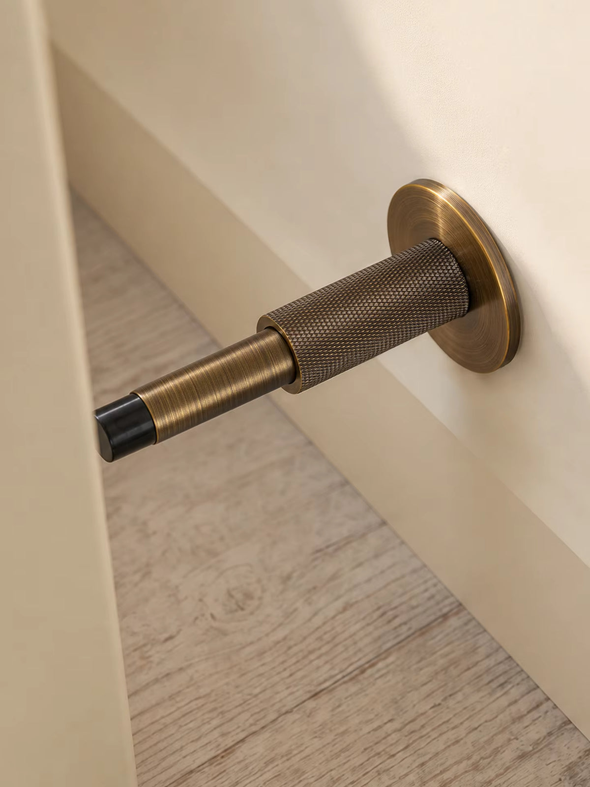 Build Guild DOOROOM Brass Door Stop Knurled Style, Cushioned Contact
