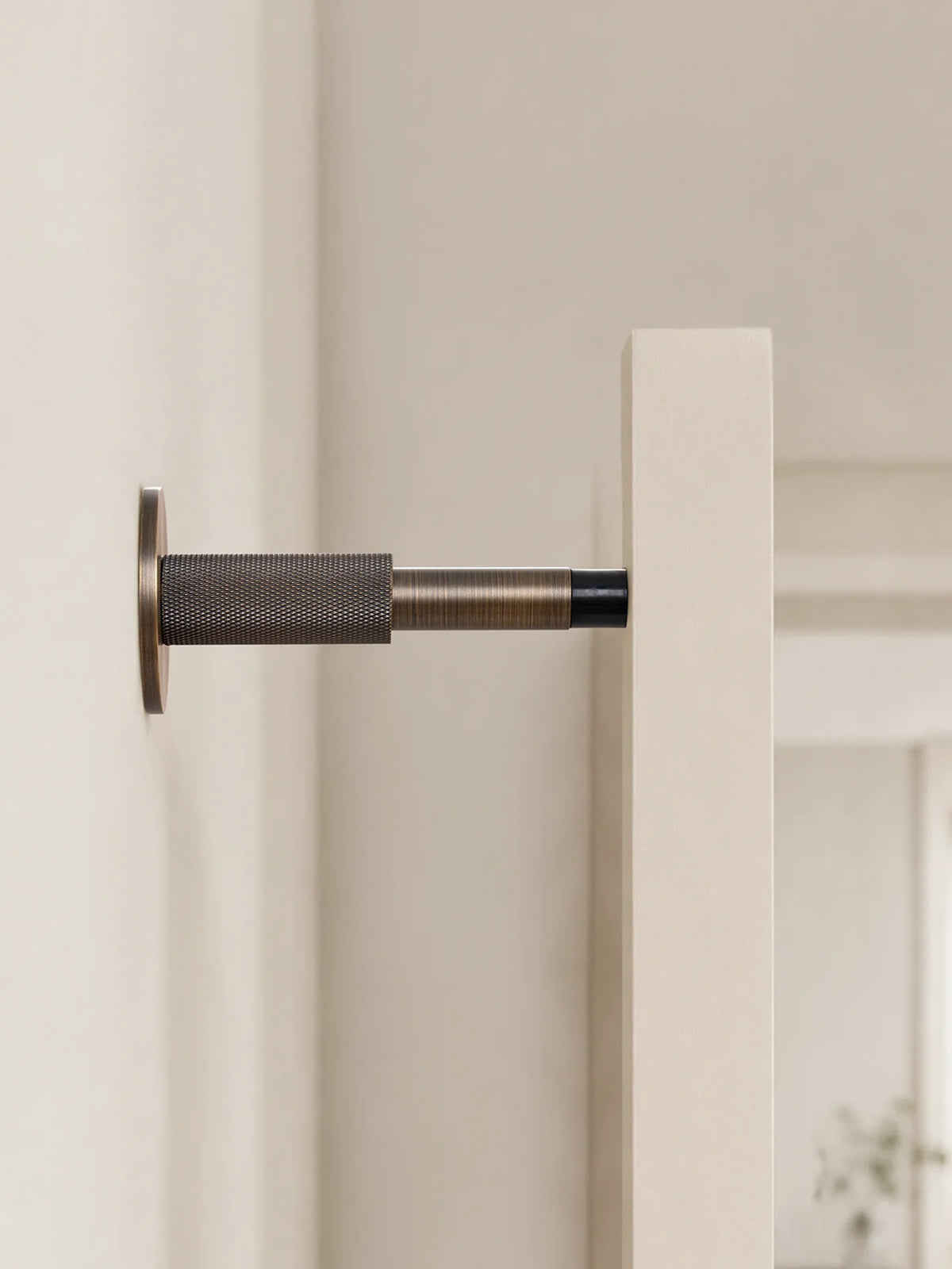 Build Guild DOOROOM Brass Door Stop Knurled Style, Cushioned Contact